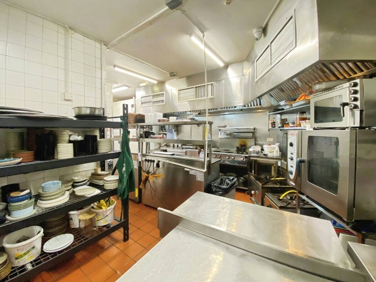 Fully Fitted Licensed Indian Restaurant with 75–80 Covers – Prime Reading Location Photo 12