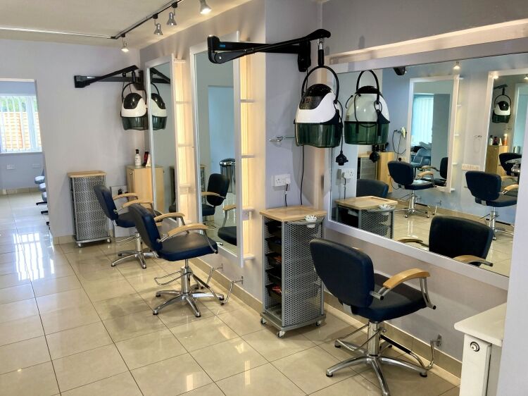 PET SUPPLIES & HAIR SALON (Operated by self-employed stylists)