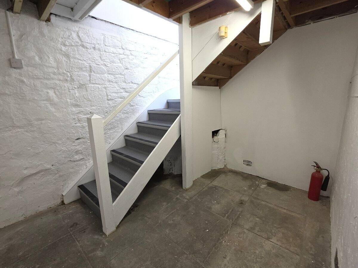 Bath City Centre Overlooking Abbey & Roman Baths - New Lease Available Photo 12