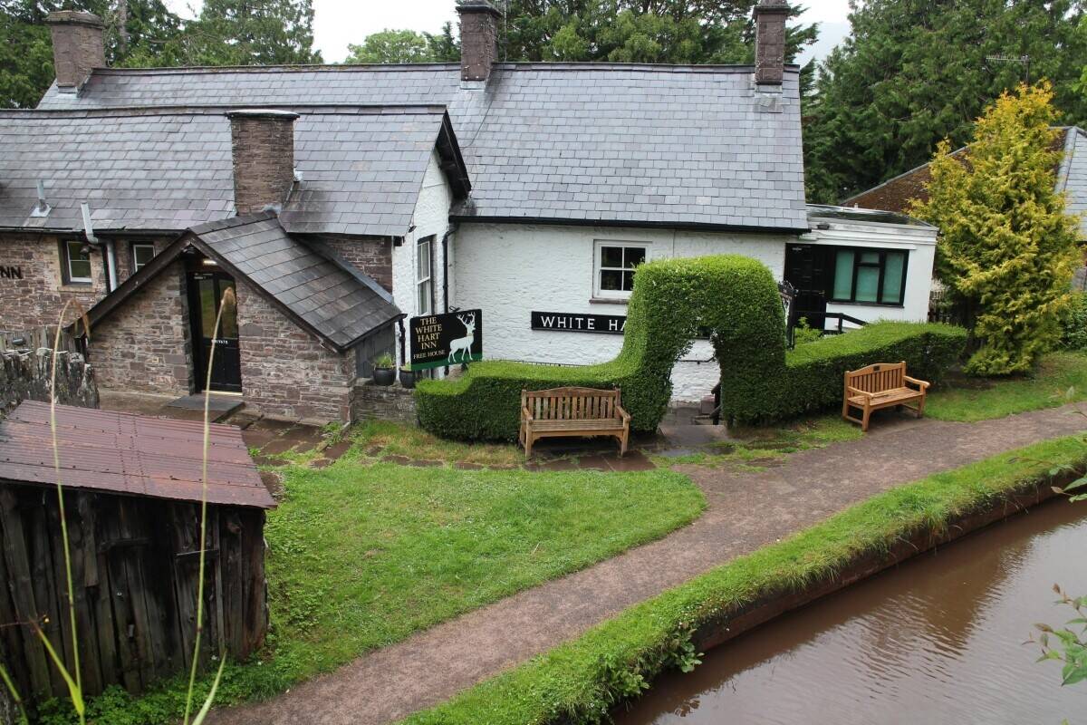 BRECON BEACONS - USK VALLEY CANALSIDE PUB WITH EXCELLENT ACCOMMODATION Photo 12