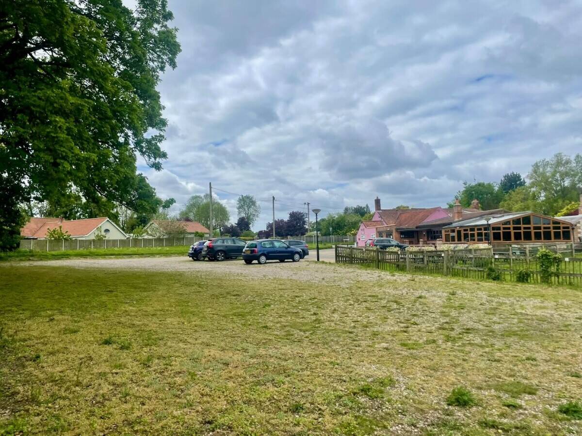 NORFOLK - FOOD-LED COUNTRY PUB WITH LARGE CAR PARK AND THREE LETTING ROOMS