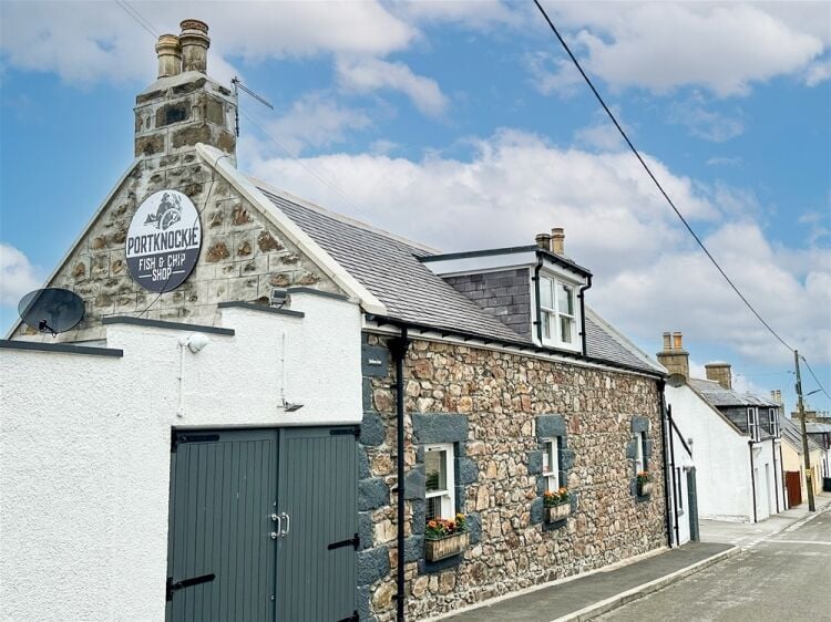 Thriving Coastal Business, Family Home & Exceptional Lifestyle Opportunity Photo 12