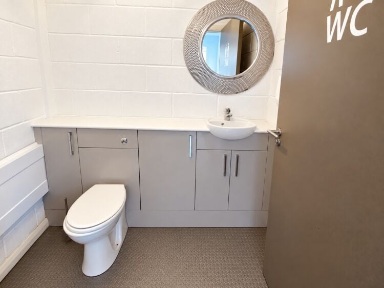 Versatile Commercial Premises To-Let  Located In Retford, Nottinghamshire Photo 12