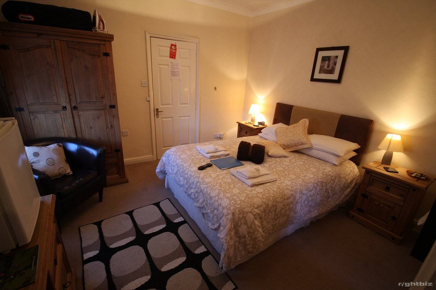 A successful 7-8 bedroom guest house in busy town in Wiltshire. Retirement Sale.