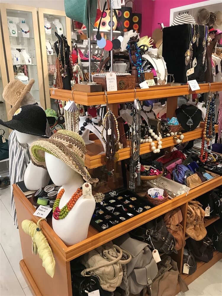 TOWN CENTRE LADIES DESIGNER FASHIONS & ACCESSORIES EMPORIUM IN NORTH CORNWALL Photo 13