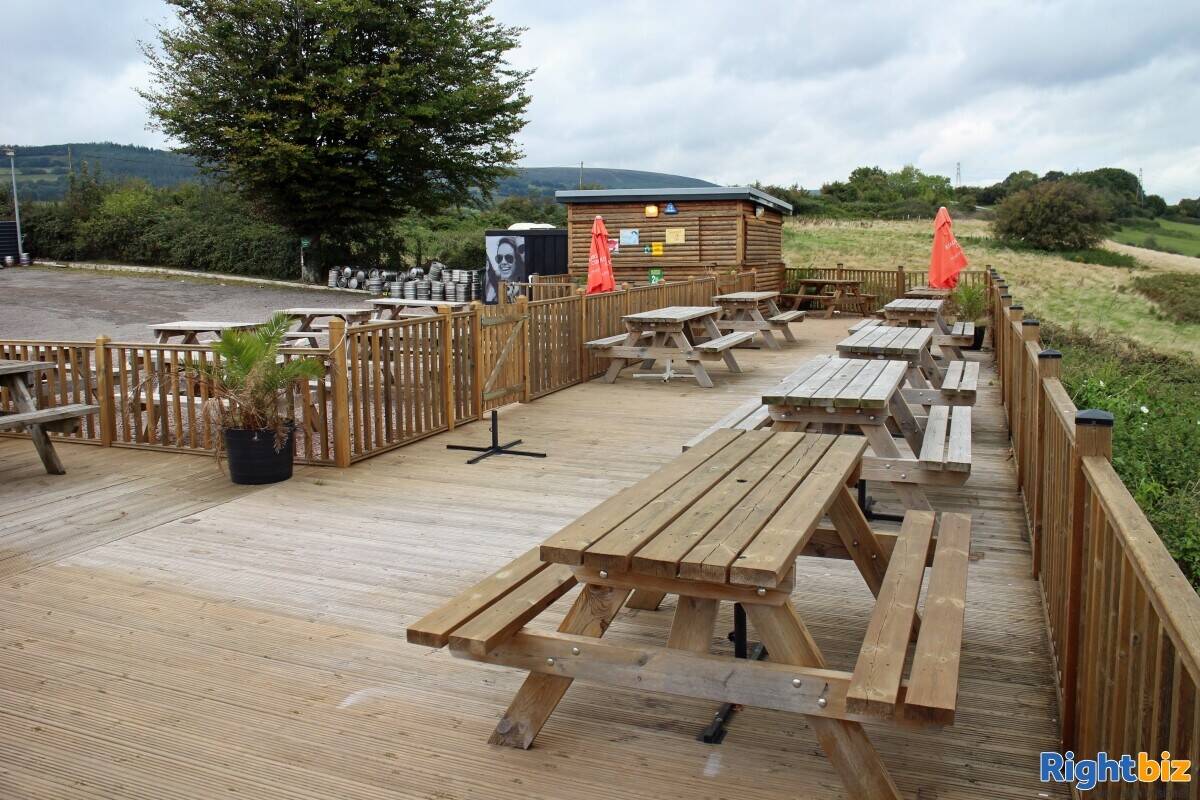 GWENT - WELL KNOWN FOOD LED COUNTRY PUB WITH PANORAMIC VIEWS OF SURROUNDING COUNTRYSIDE