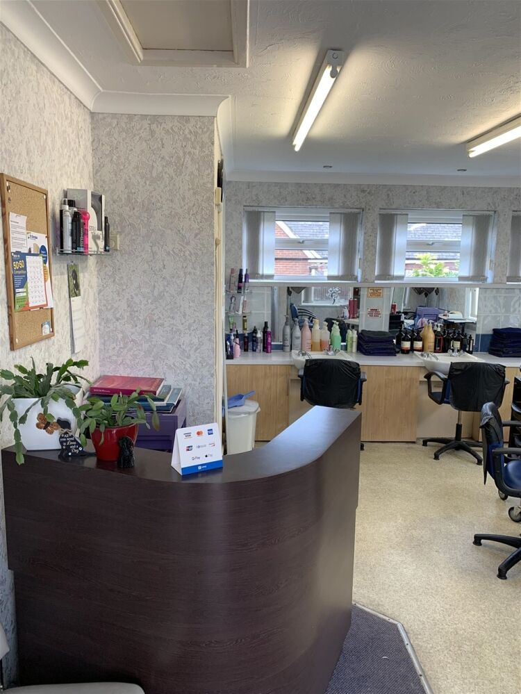 FREEHOLD UNISEX HAIR SALON in prosperous commuter village suburb LINCOLN Photo 13
