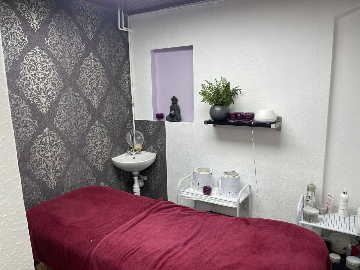 Leasehold hair and beauty salon for sale in Northwood