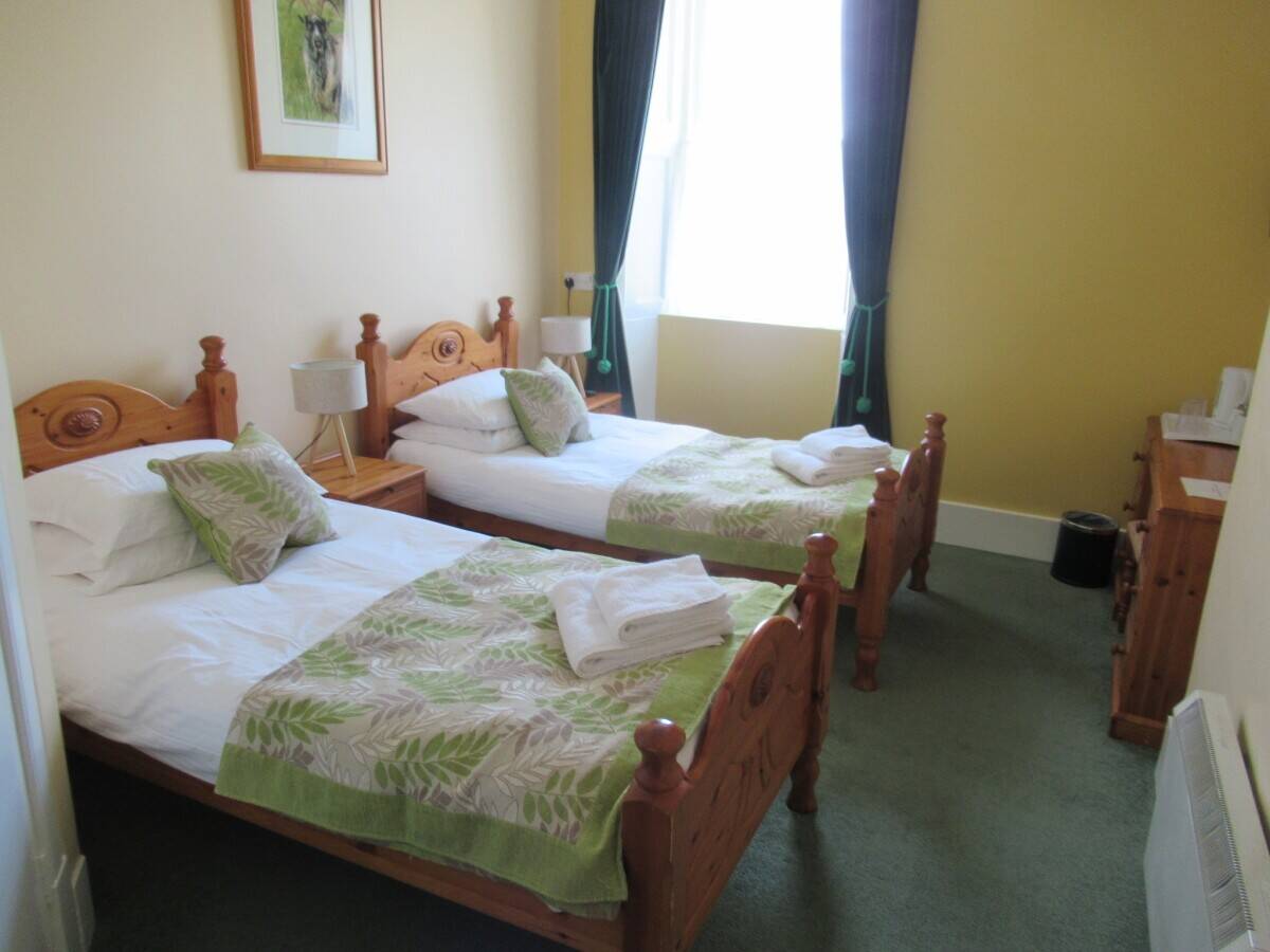 Fabulous Waterside Inn overlooking the Iconic Loch Linnhe - For Sale Photo 13