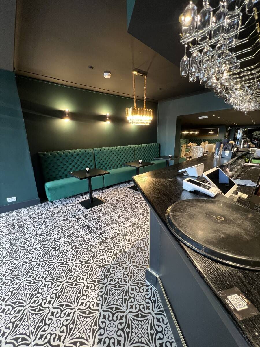 Grill restaurant with alcohol license & 10 years lease