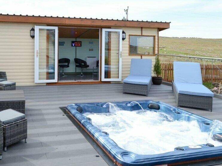 House with separate holiday home cottage with Stl license