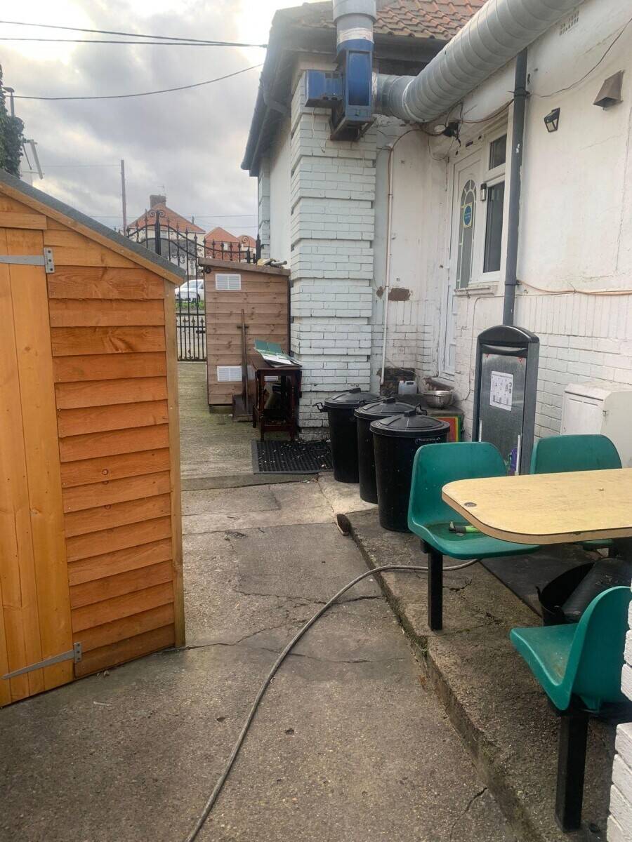 Established Cafe/Restaurant with large seating area and Alcohol licenced bar