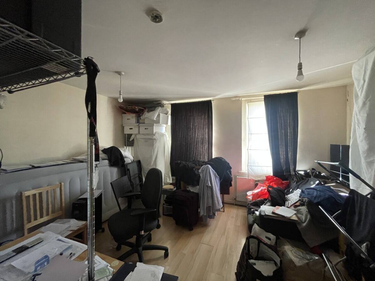 Fully equipped and well established Italian restaurant with one bedroom flat above it