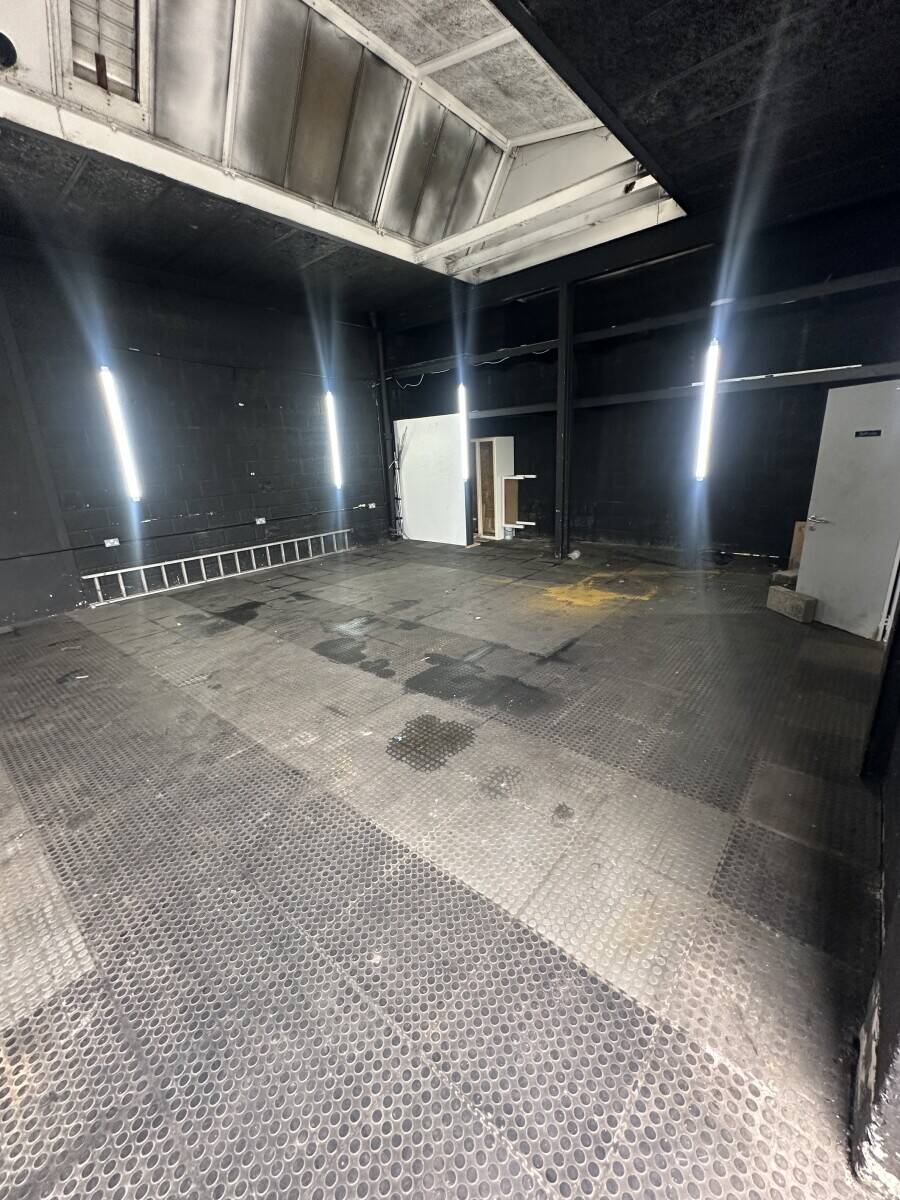 Garage workshop to let in Harlow Photo 13