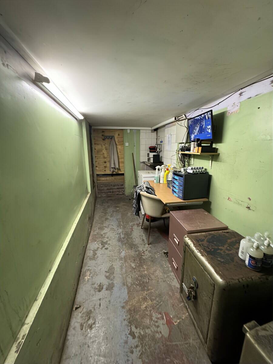 PORT TALBOT – PROMINENT HIGH STREET BAR/NIGHTCLUB WITH THREE FLATS INVESTMENT