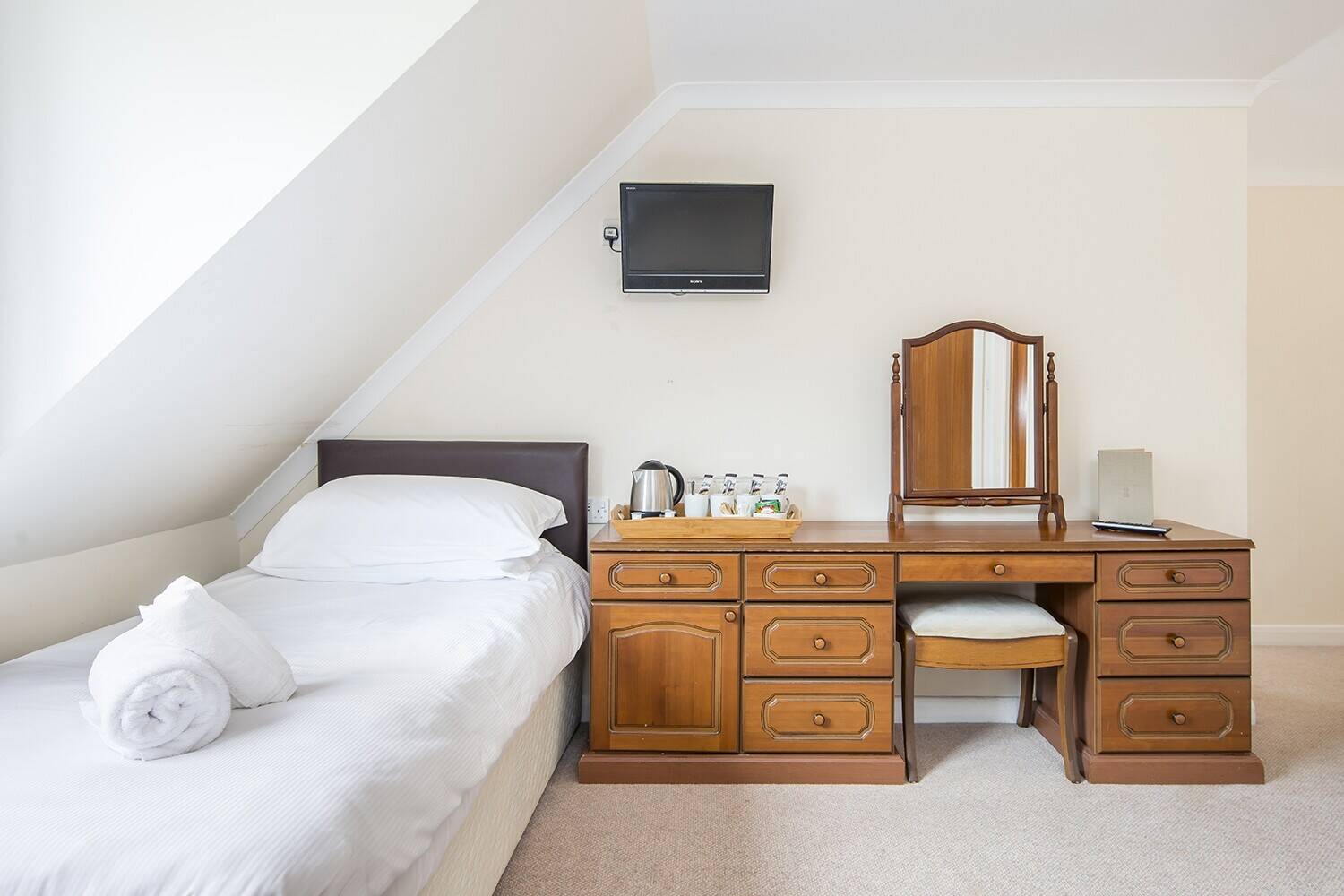 PEMBROKESHIRE - 10 BEDROOM 17TH CENTURY RIVERSIDE INN Photo 13