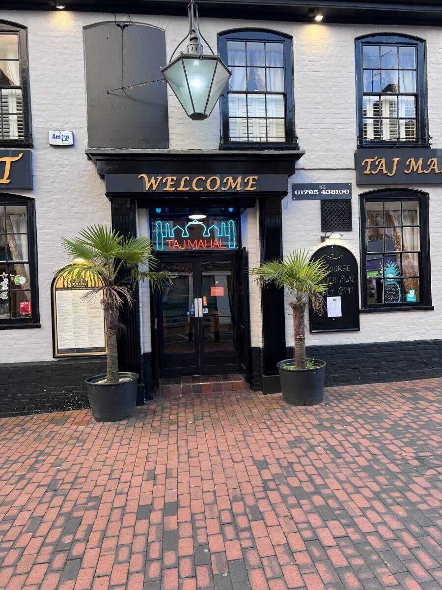 Well decorated full fitted en Indian Restaurant for sale in Sittingbourne 