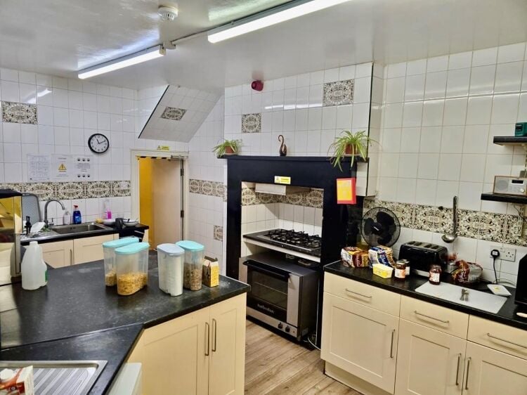 Freehold 16 Bedroom Commercial Property Located In Newquay, Cornwall Photo 13