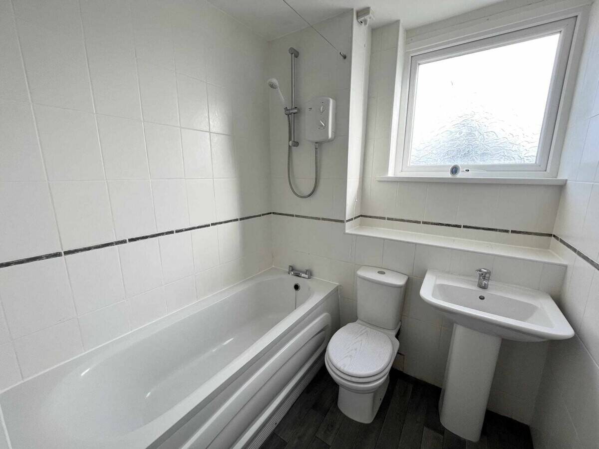 Freehold Salon and 2 bed flat for sale in Solihull Photo 14