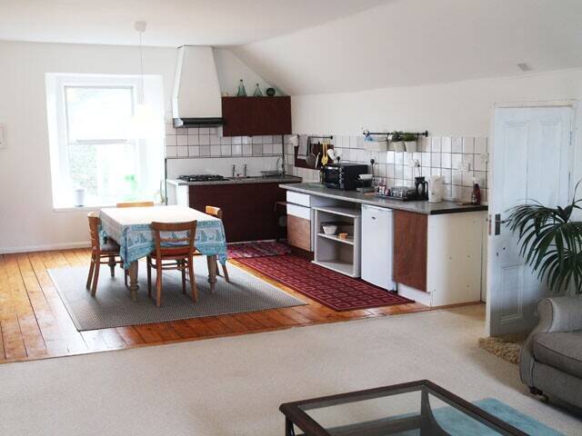 PEMBROKESHIRE - SUBSTANTIAL PUBLIC HOUSE IN BUSY TOWN CENTRE LOCATION OVERLOOKING MARINA Photo 13