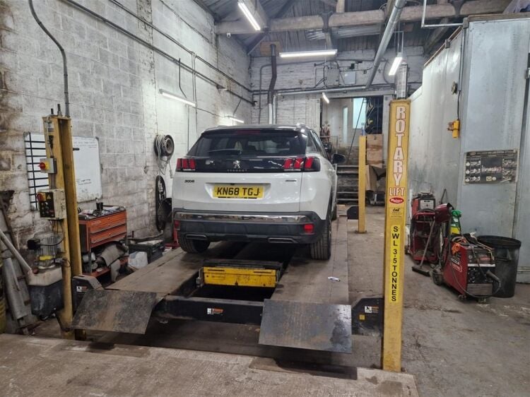 MOT TEST, SERVICING, AND REPAIR  CENTRE Photo 13