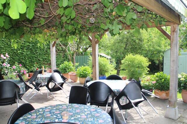 HEREFORDSHIRE - RENOWNED ‘BLACK & WHITE’ VILLAGE CENTRE RESTAURANT WITH SEPARATE OWNERS' HOME