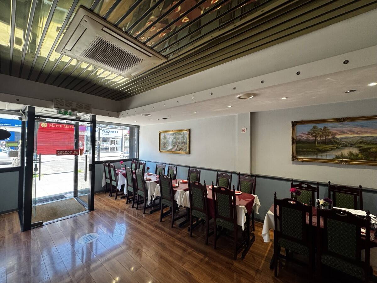 Indian restaurant with three 2-bedroom apartments in Elm Park Photo 5
