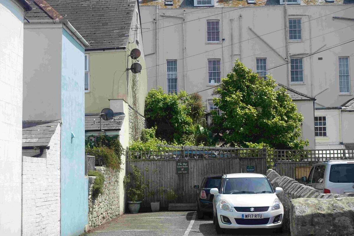 Stylish Seaside Guest House with Sub-Tropical Private Garden For Sale in Weymouth Photo 13