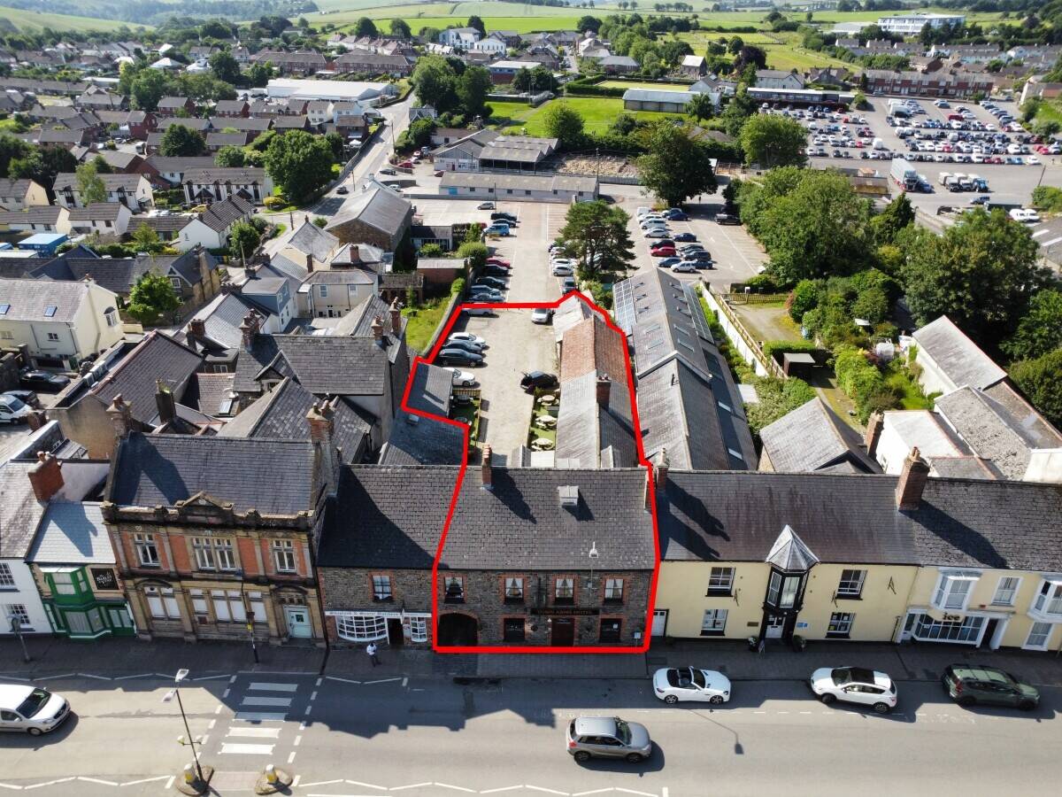 DEVON - TOWN CENTRE FREEHOUSE WITH LETTING ROOMS & DEVELOPMENT POTENTIAL
