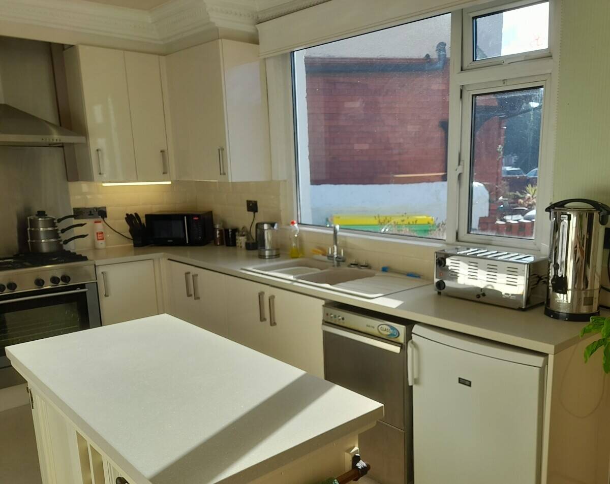 CONWY - DETACHED SIX BEDROOM GUEST HOUSE IN THE SEASIDE TOWN OF LLANDUDNO