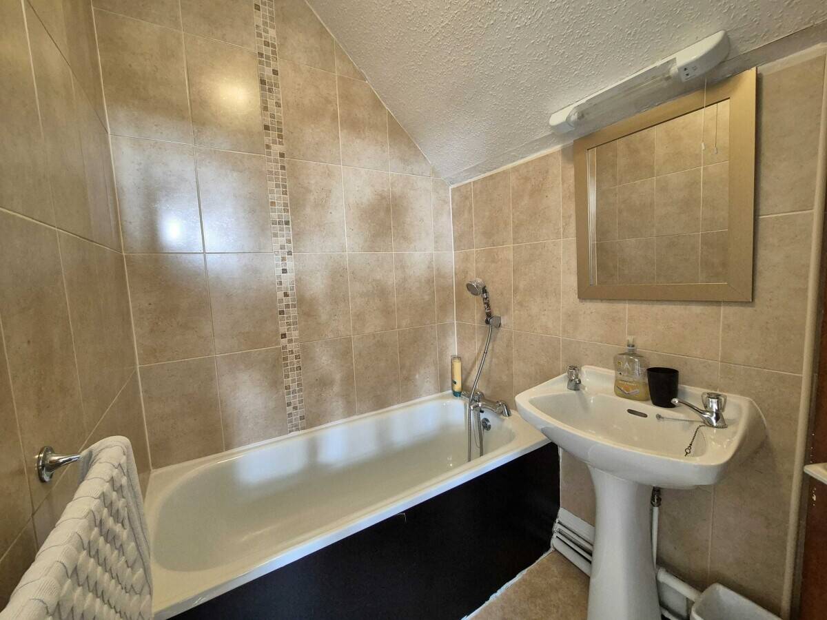 CONWY - 14 BEDROOM HOTEL IN THE SEASIDE RESORT OF COLWYN BAY Photo 13