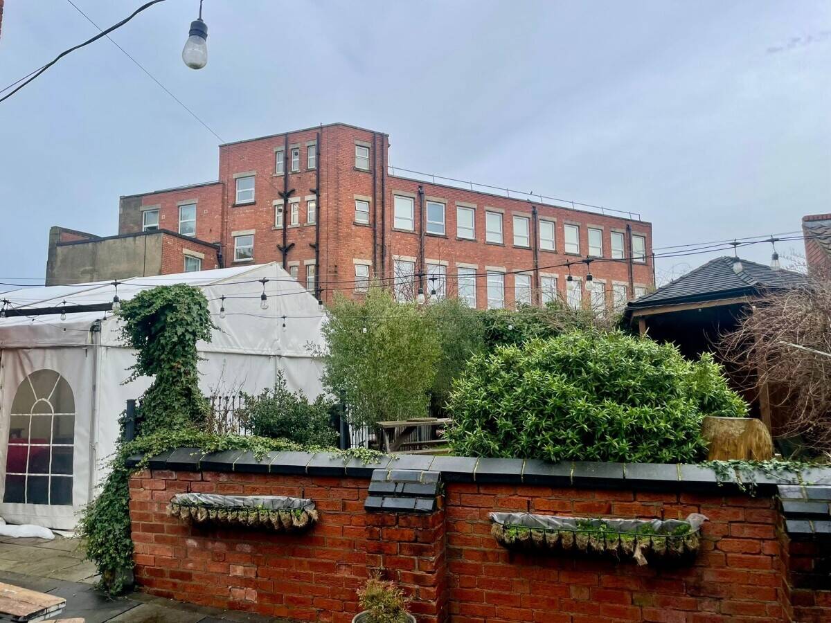 DERBYSHIRE - DETACHED PUB WITH CAR PARK AND SIZEABALE COURTYARD BAR/OUTBUILDING