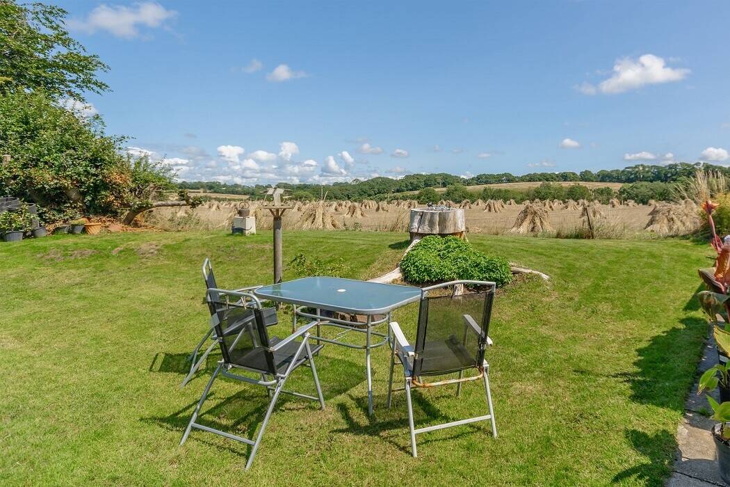 Detached Character Devon Country Pub Set In 0.5 Of An Acre With 4 Bedroom Accommodation Photo 13