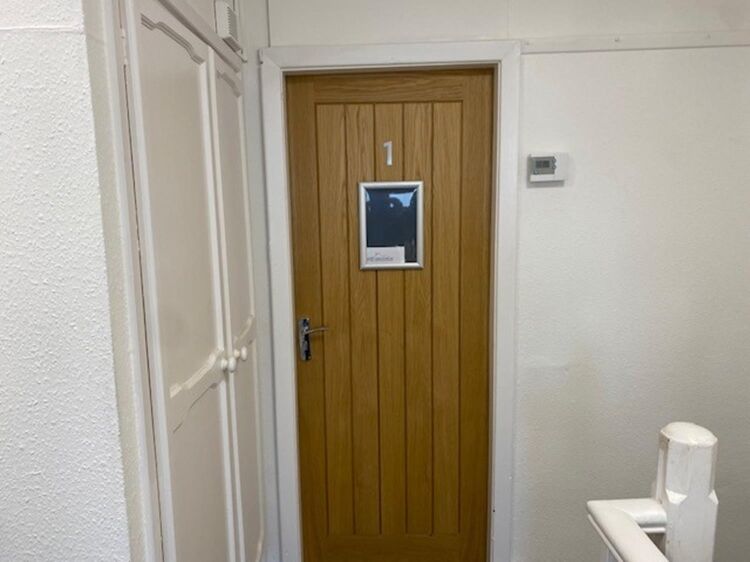 Leasehold Tanning Salon & Beauty Rooms Located In Northfield Photo 13