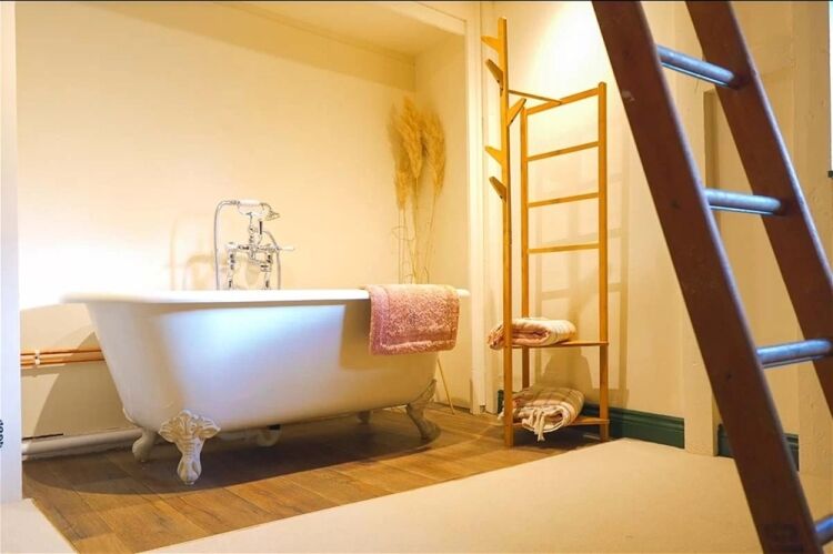 Historic Riverside Thatched Inn Reimagined as a Private Retreat For Sale in Tiverton Photo 13