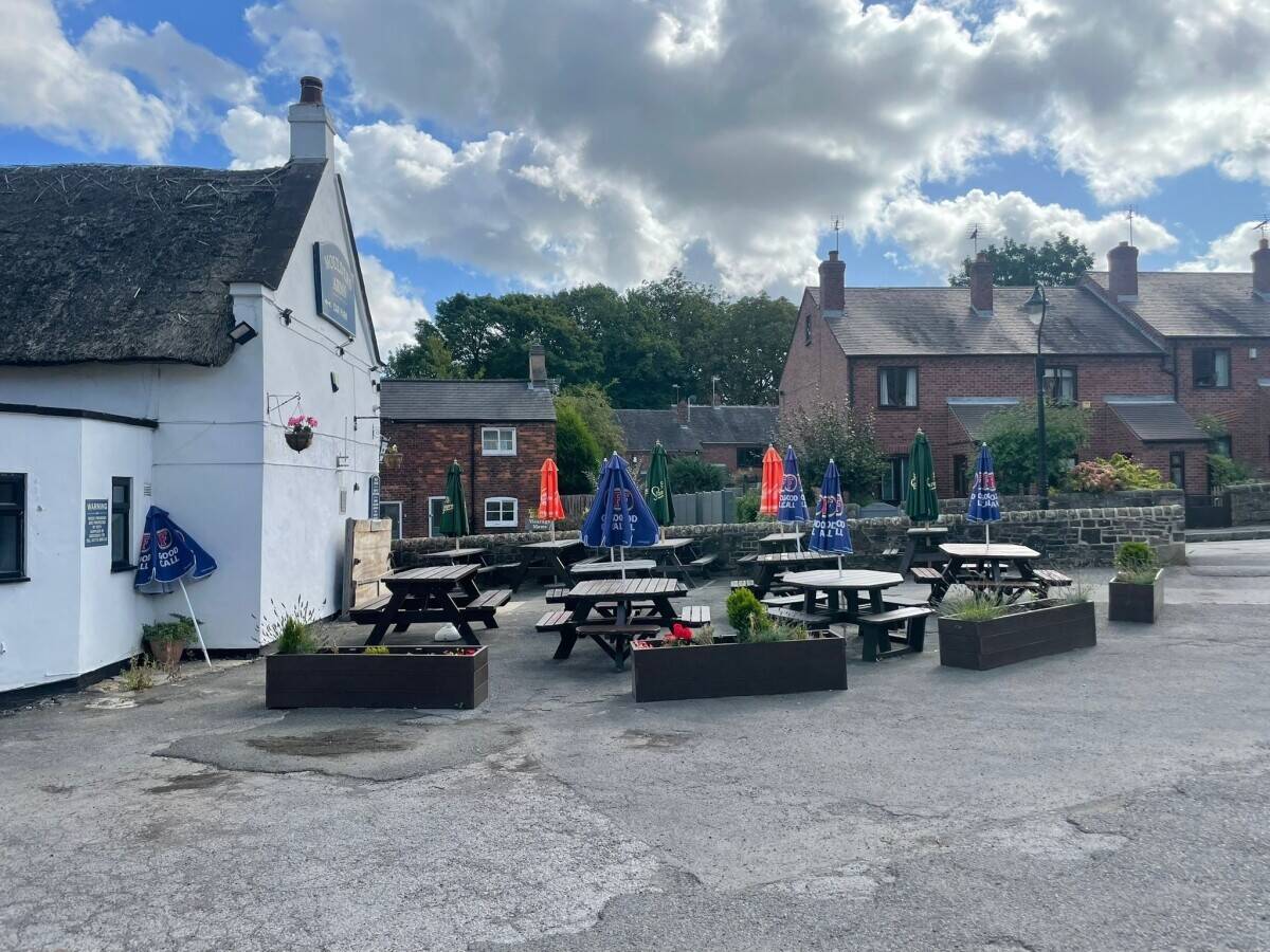 DERBYSHIRE - TRADITIONAL COMMUNITY PUBLIC HOUSE AND RESTAURANT