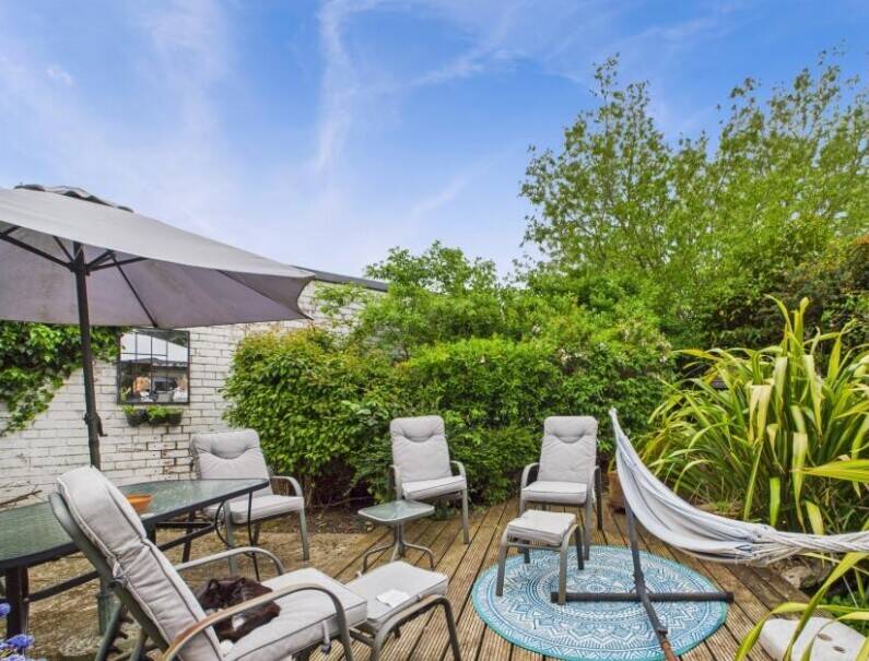 LINCOLNSHIRE COAST - GUEST HOUSE WITH STUNNING GARDENS AND SEPERATE ANNEXE