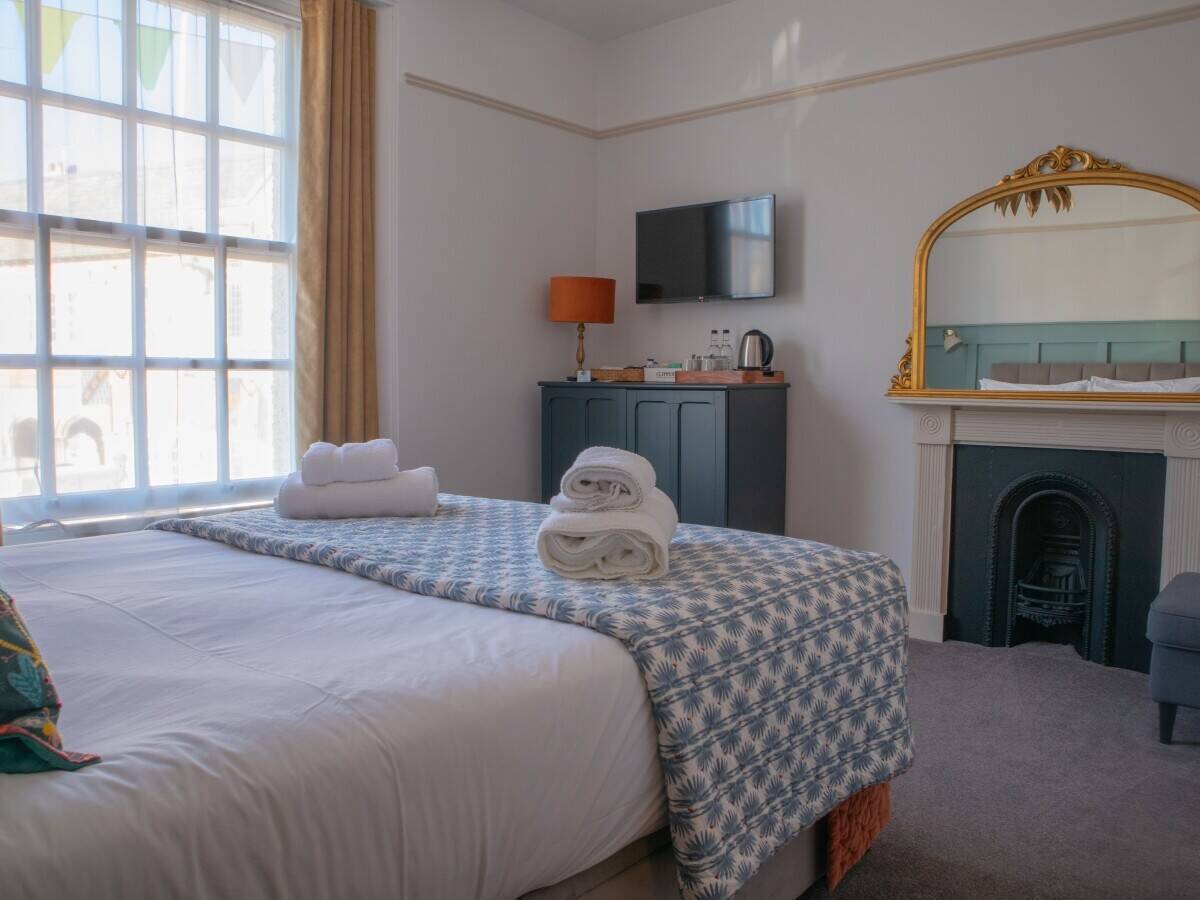 DEVON – THOROUGHLY RESTORED TOWN CENTRE HOTEL AND BAR