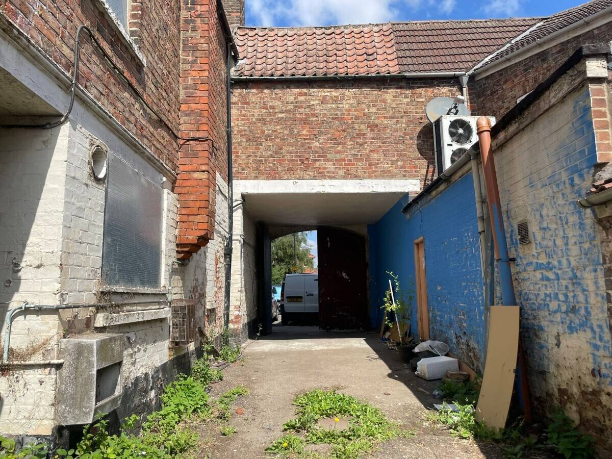 LINCOLNSHIRE - TOWN CENTRE PUB WITH PLANNING FOR 5 FLATS