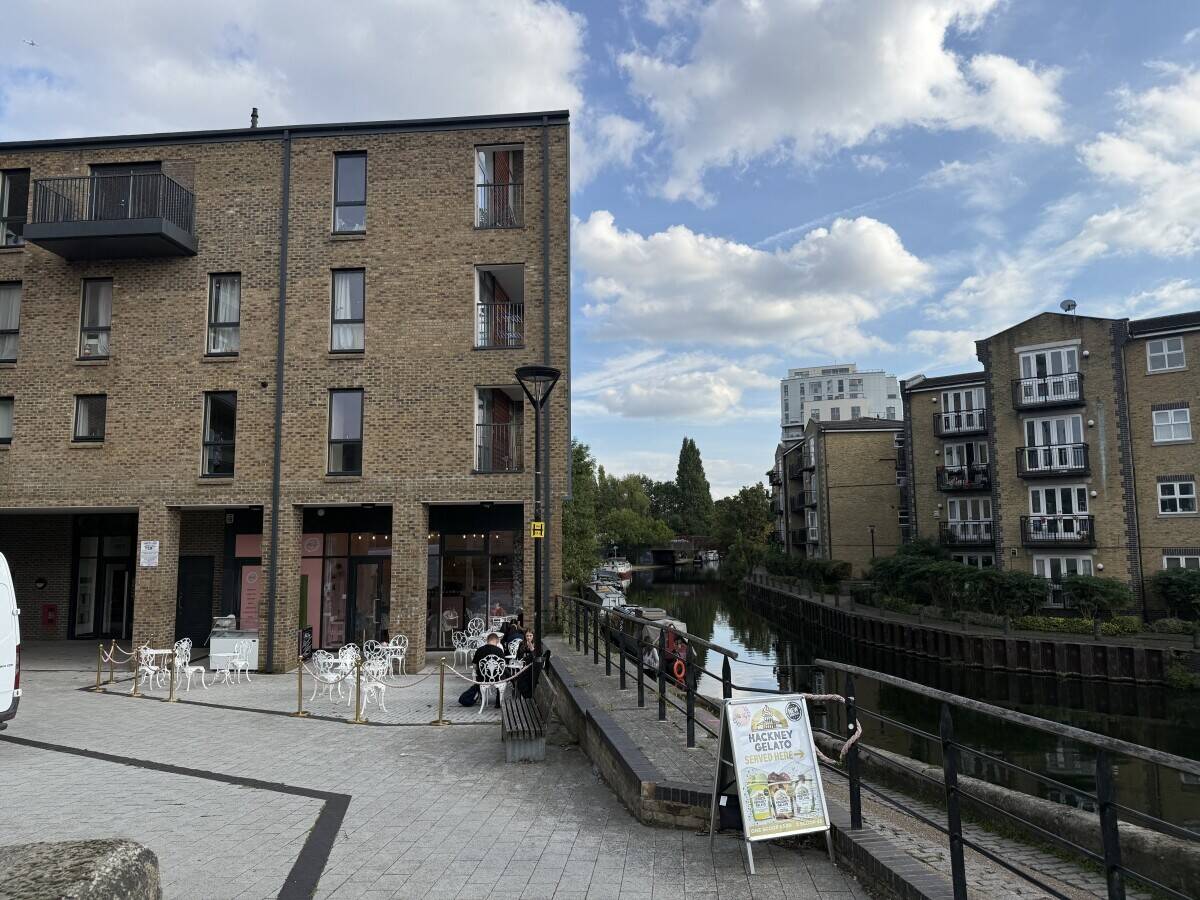 A Canalside Setting Beside Victoria Park Photo 12