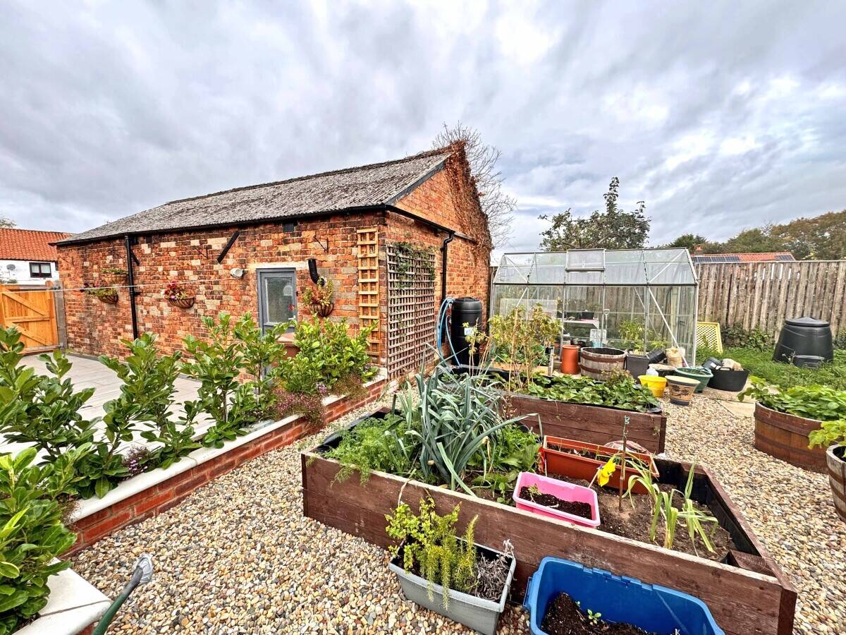 NORTH YORKSHIRE - VILLAGE PUB AND NEWLY BUILT 2 BEDROOM COTTAGE Photo 13