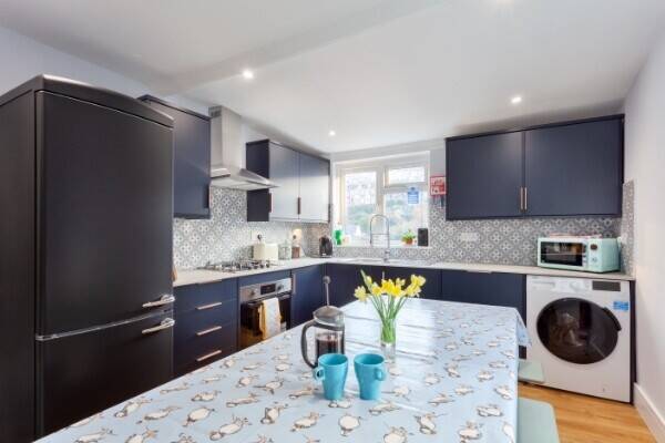 DEVON – INDEPEDENT TOWN CENTRE HOSTEL IN PICTURESQUE SEASIDE RESORT