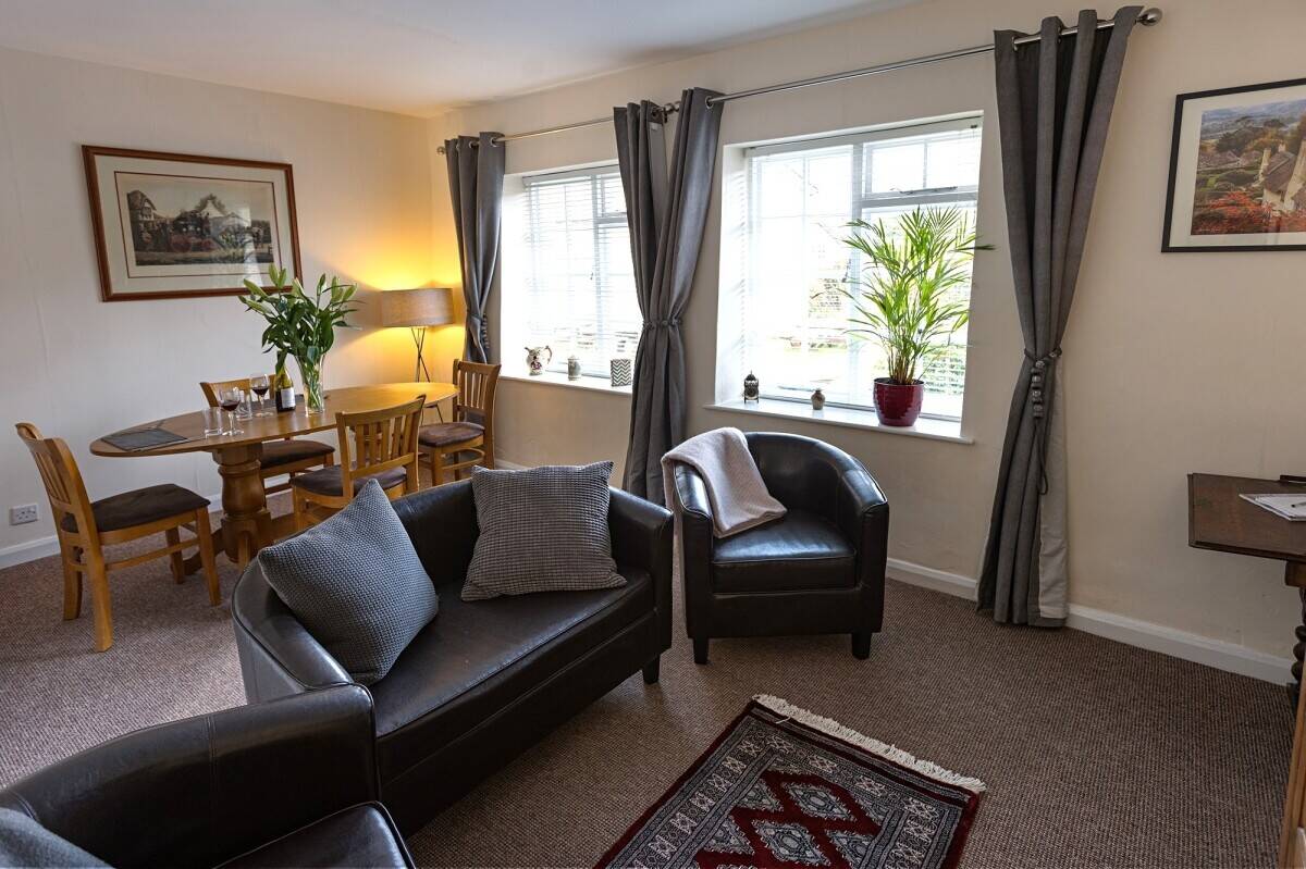One Of The South West's Finest Country Inns With 10 Ensuite Letting Bedrooms & A Letting Apartment