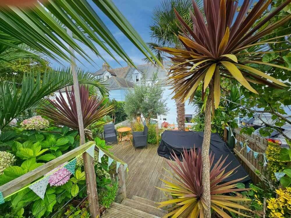 A Stunning Turn-Key Six-Bedroom Guest House Photo 13