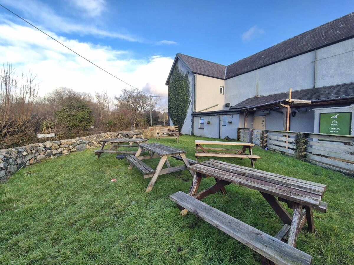GWYNEDD - VILLAGE PUBLIC HOUSE ON EDGE OF SNOWDONIA NATIONAL PARK