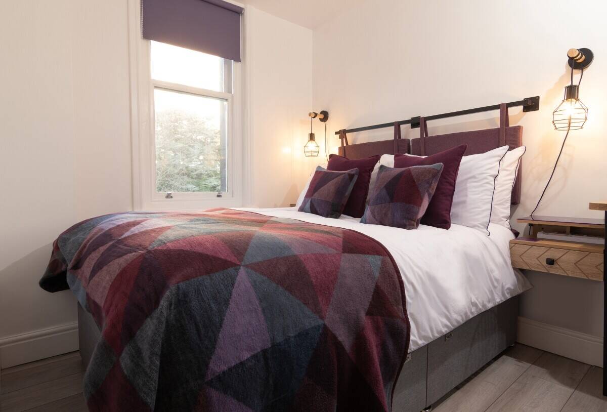 Turn-Key Holiday Let Holiday Home 2 bed Flat across from Bournemouth beach & gardens!!