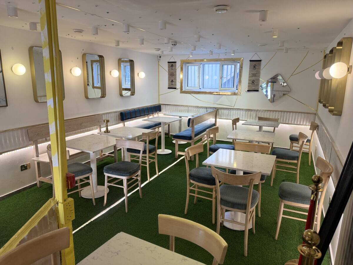 A3 cafe Pizzeria  2 bed ensuite extra room ensuite . Next to tube station