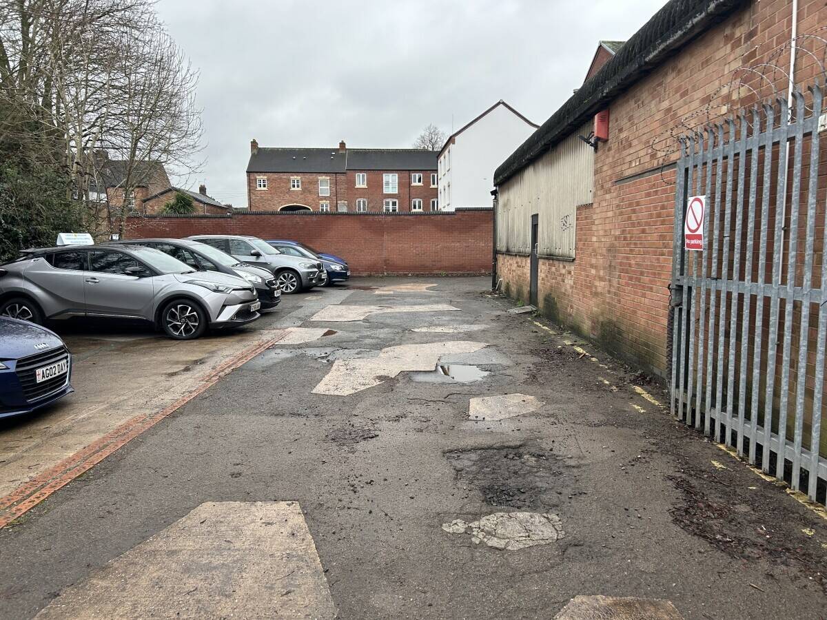 Car sales forecourt & showroom Photo 13