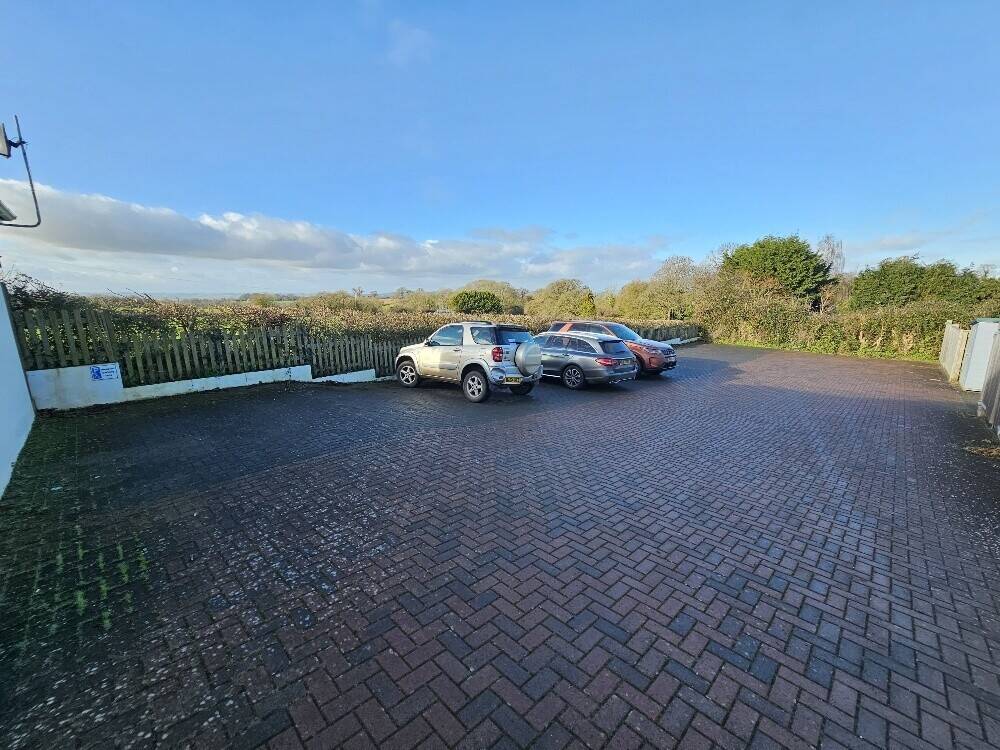 Stunning East Devon Village Free Of Tie Pub & Restaurant With 2 Bedroom Apartment. Sales Of £400,000