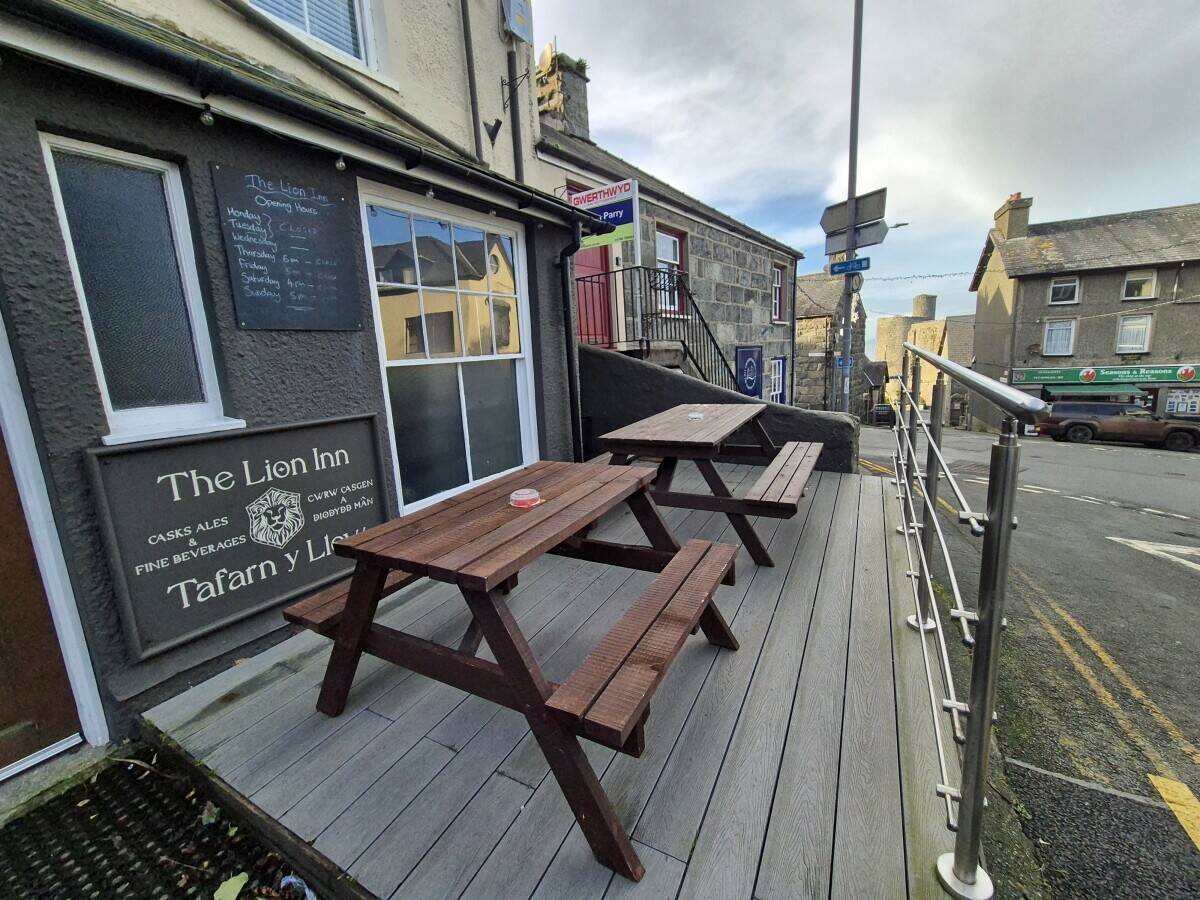 GWYNEDD - REFURBISHED PUBLIC HOUSE WITH EIGHT LETTING ROOMS